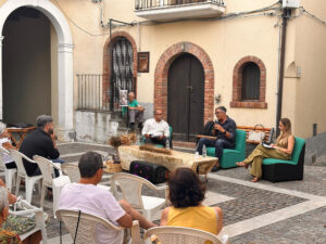 Scopri di più sull'articolo A Teana il gusto diventa cultura: Ernesto Di Renzo protagonista del Miskiglio Book Festival
